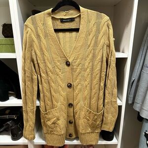 Button-front cardigan in Tan size M
Gently worn